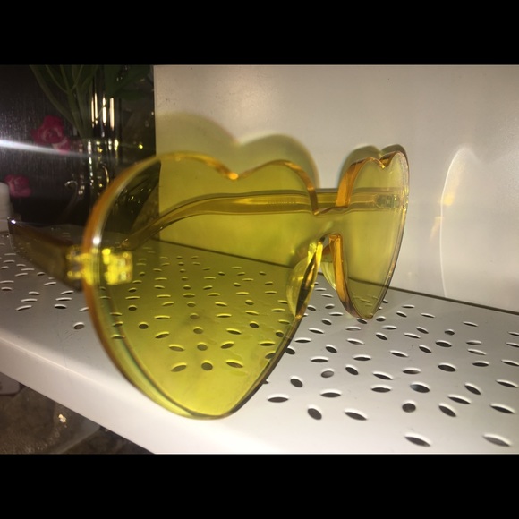 Yellow Heart Sunglasses💛 - Picture 3 of 3